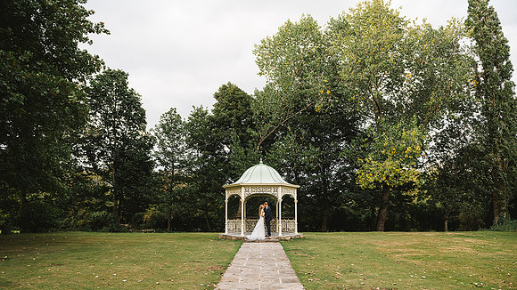 brideandgroom-pergola-photo-weddingphotographer-astonhall-sheffield-yorkshire