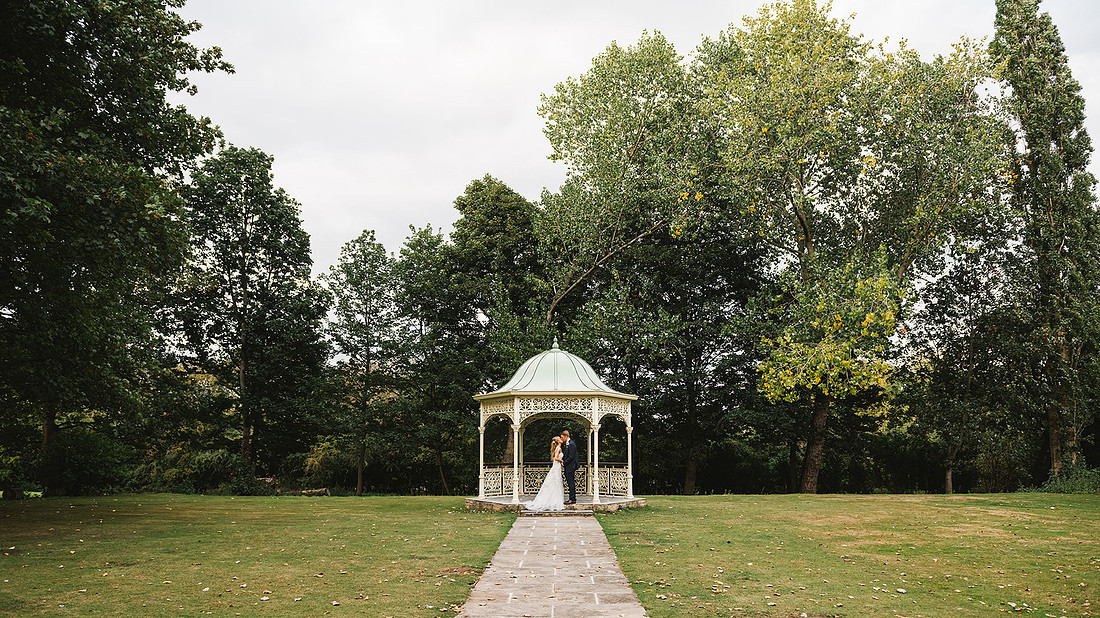 brideandgroom-pergola-photo-weddingphotographer-astonhall-sheffield-yorkshire