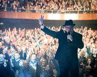 sheffield gig photography of John reilly singing peace sign at sheffield city hall concert