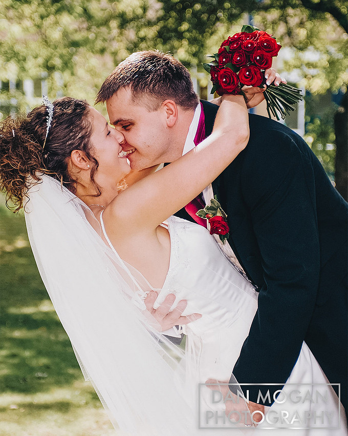 doncaster wedding photography or bride and groom kissing at stables