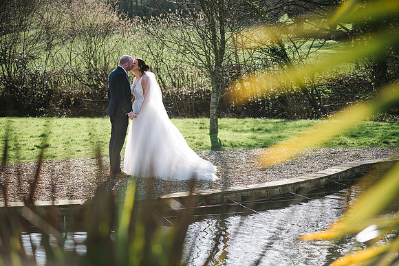 white-hart-inn-alfreton-derbyshire-wedding-photographer-picture-of-bride-and-groom-kissing-by-pond