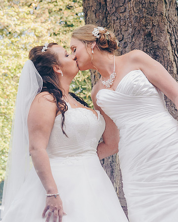 wedding photographer images of lesbian wedding kiss