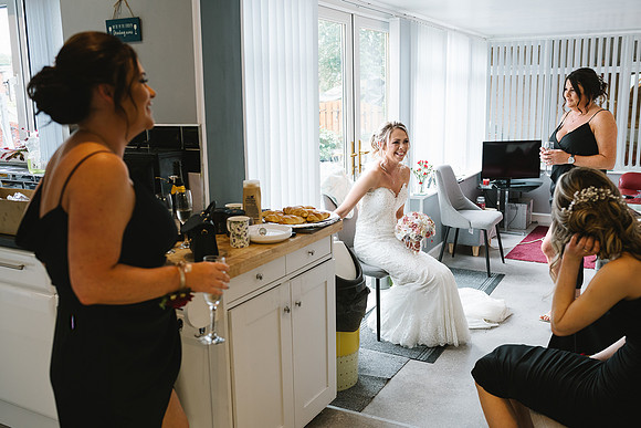 bride-and-bridesmaids-preparing-for-south-yorkshire-wedding-photographer